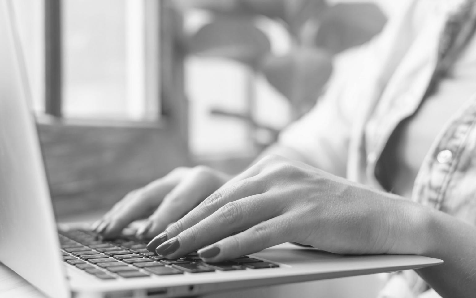 Finanzanalyst arbeitet an Szenario-Modellen mit mehreren Bildschirmen
